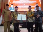 Gubernur Bengkulu, Rohidin Mersyah disaksikan Sekdaprov Iskan Fajri (paling kiri) menyerahkan surat hibah bangunan milik Pemprov Bengkulu senilai Rp 17,4 miliar ke Rektor Universitas Islam Negeri Fatmawati Soekarno (UNIFAS) Bengkulu, Zulkarnain Dali (ketiga dari kiri). (Foto/Ist)
