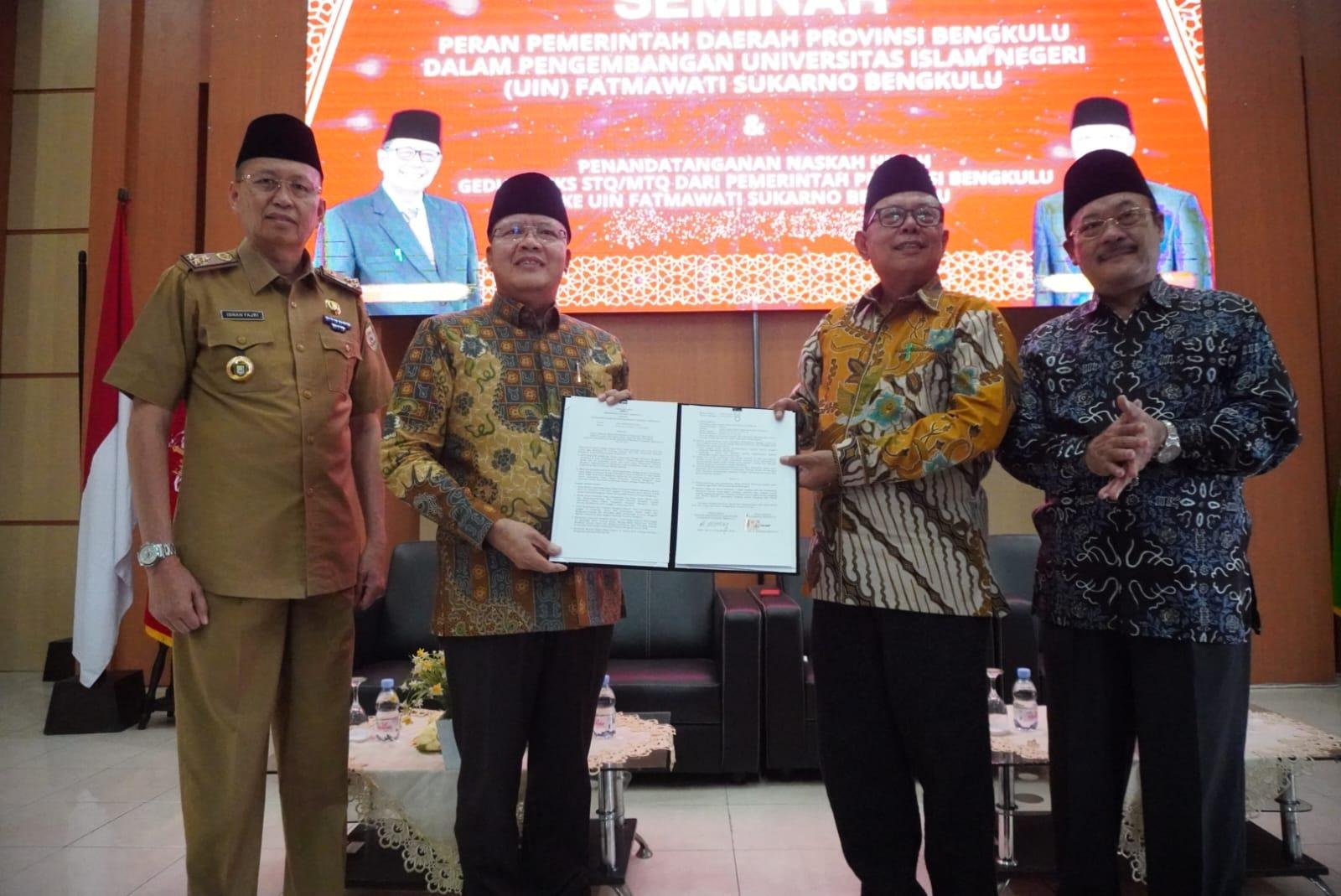 Rektor UNIFAS Bengkulu, Zulkarnain Dali Gubernur Bengkulu, Rohidin Mersyah disaksikan Sekdaprov Iskan Fajri (paling kiri) menyerahkan surat hibah bangunan milik Pemprov Bengkulu senilai Rp 17,4 miliar ke Rektor Universitas Islam Negeri Fatmawati Soekarno (UNIFAS) Bengkulu, Zulkarnain Dali (ketiga dari kiri). (Foto/Ist)