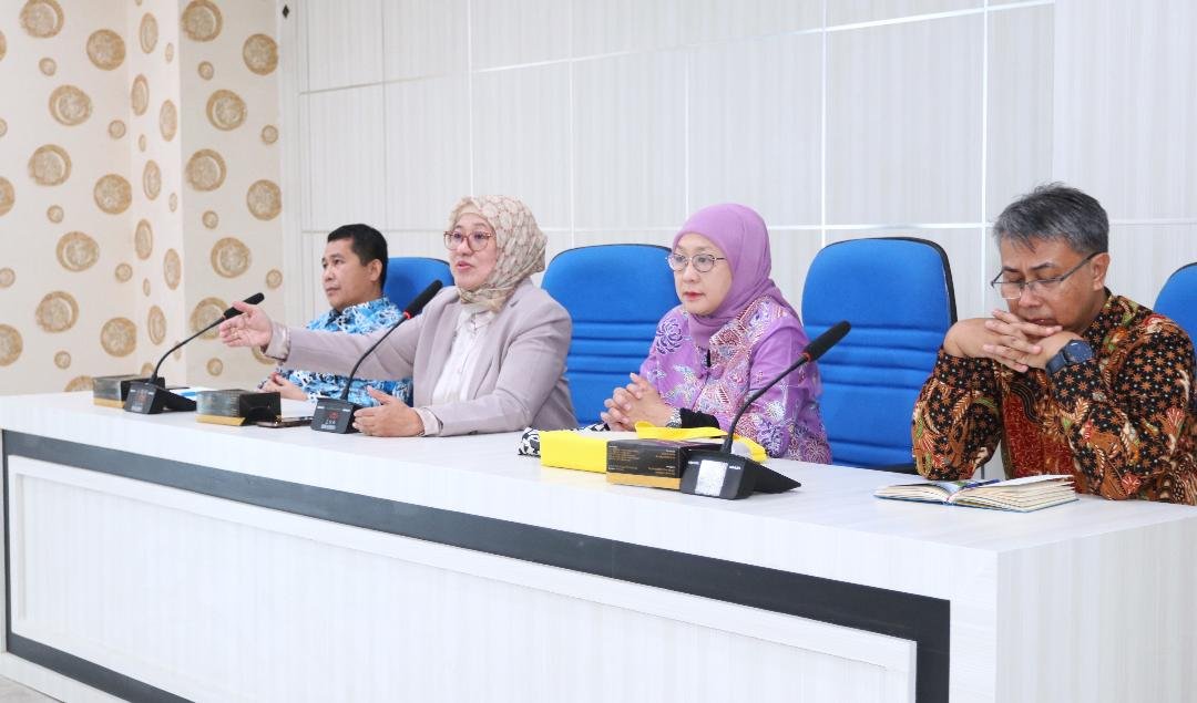 Rektor Universitas Bengkulu (Unib), Retno Agustina Ekawati (kedua dari kiri) saat memimpin rapat tingkat pimpinan di ruang rektorat terkait perguruan tinggi mendapat penghargaan terakreditasi internasional ACQUIN.(Foto/Humas Unib)
