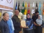 Rektor Universitas Bengkulu (Unib), Dr Retno Agustina Ekaputri (lima dari kiri) menyerahkan sertifikasi akreditasi internasional kepada salah satu kepala prodi dilingkungan perguruan tinggi terbesar di Provinsi Bengkulu.(Foto/Ist)