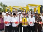 Resmikan Jembatan DTTS Bengkulu Gubernur Bengkulu Rohidin Mersyah didampingi Sekdaprov Isnan Fajri dan para pejabat instansi pertikal dan Kepala OPD Dilingkup Pemprov Bengkulu memotong pita meresmikan pembangunan jembatan elevated di kawasan objek wisata Danau Dendam Tak Sudah (DDTS) senilai Rp 87 miliar.(Foto HB/ Aminudin)