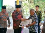 Rohifin Serahkan Bantuan Baznas Gubernur Bengkulu, Rohidin Mersyah menyerahkan bantuan dari Baznas Provinsi Bengkulu kepada salah seorang dhuafa di Kota Bengkulu pada acara lauching program baru Baznas setempat.(Foto/Ist)
