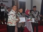 Sekda Mukomuko, Haryanto foto bersama usai menyerahkan hadiah kepada pemenang lomba GenRe tahun 2023 tingkat kabupaten setempat.(Foto HB/Idris)