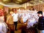TPID Bengkulu Sidak Hadapi Natara Tim Pengendali Inflasi Daerah (TPID) Provinsi Bengkulu menggelar sidak ke sejumlah gudang distributor bahan pangan untuk memastikan stok sembako di daerah ini dalam menghadapi Natura dalam keadaan aman dan terkendali serta harga stabil.(Foto/Ist)