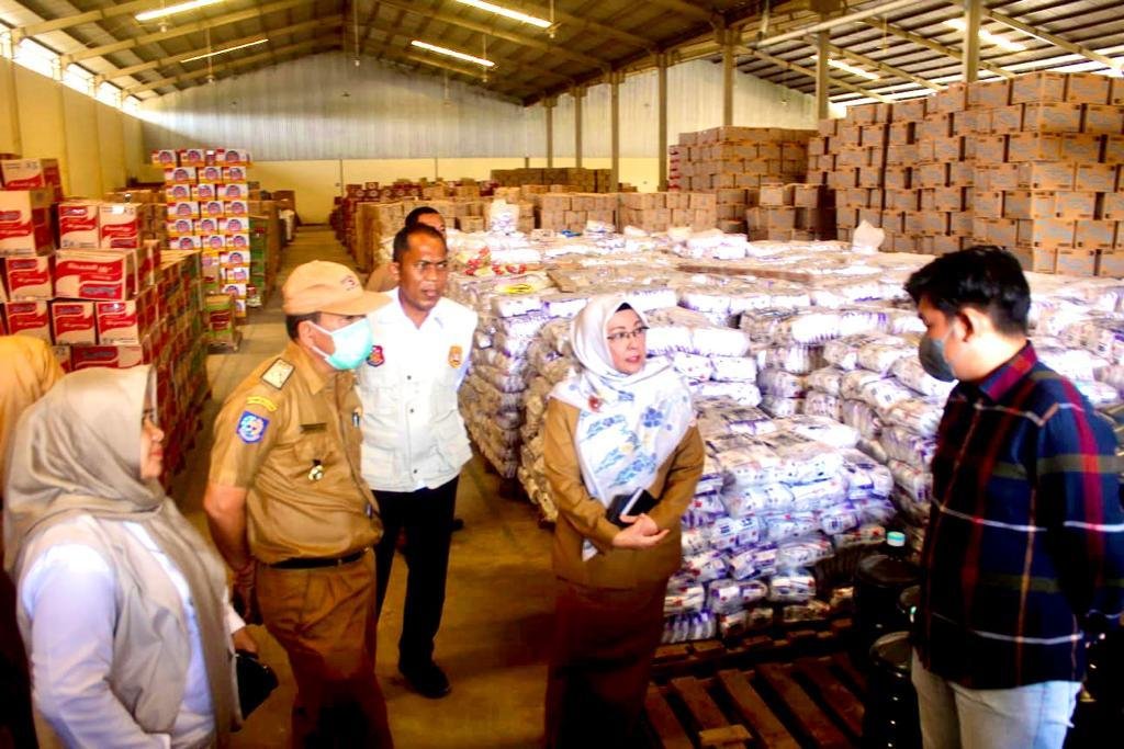 TPID Bengkulu Sidak Hadapi Natara Tim Pengendali Inflasi Daerah (TPID) Provinsi Bengkulu menggelar sidak ke sejumlah gudang distributor bahan pangan untuk memastikan stok sembako di daerah ini dalam menghadapi Natura dalam keadaan aman dan terkendali serta harga stabil.(Foto/Ist)