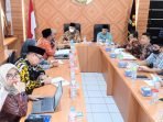 Tim Pengawas Inspektorat Bengkulu Sekdaprov Bengkulu, Isnan Fajri didampingi Asisten III, Nandar Munadi (kanan) saat memimpin rapat evaluasi kinerja Tim Pengawas Inspektorat Provinsi Bengkulu tahun 2023.(Foto/Ist)