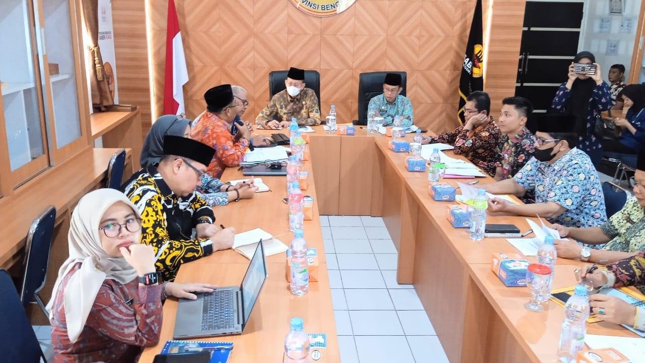 Tim Pengawas Inspektorat Bengkulu Sekdaprov Bengkulu, Isnan Fajri didampingi Asisten III, Nandar Munadi (kanan) saat memimpin rapat evaluasi kinerja Tim Pengawas Inspektorat Provinsi Bengkulu tahun 2023.(Foto/Ist)