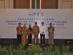 Wagub Bengkulu Stunting Wagub Bengkulu, Rosjonsyah foto bersama usai membuka rapat evaluasi penurunan kasus stunting di Provinsi Bengkulu, dan sekaligus menetapkan program kerja untuk mengendalikan kasus baru stunting di provinsi ini.(Foto HB/Idris)