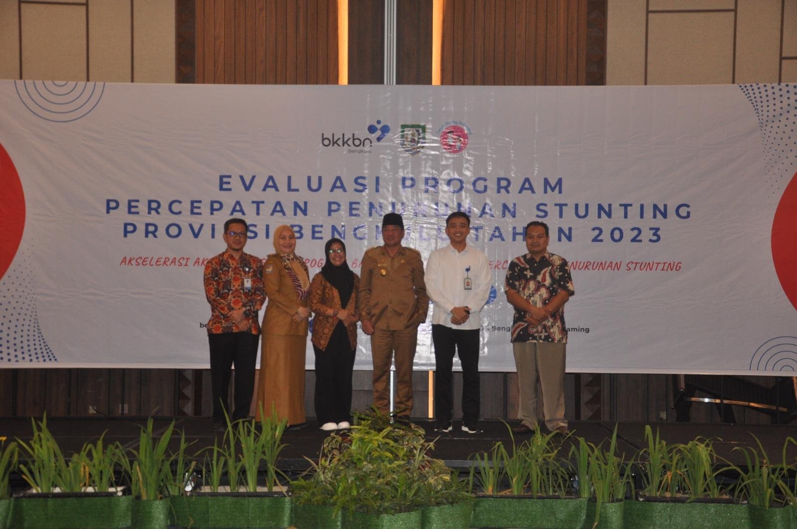 Wagub Bengkulu, Rosjonsyah foto bersama usai membuka rapat evaluasi penurunan kasus stunting di Provinsi Bengkulu, dan sekaligus menetapkan program kerja untuk mengendalikan kasus baru stunting di provinsi ini.(Foto HB/Idris)