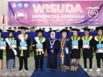 Wisudawan terbaik Unib Rektor Universitas Bengkulu(Unib), Retno Agustina Ekaputri (kelima dari kiri) foto bersama wisudawan terbaik, wisudawan termuda dan wisudawan penginspirasi pada acara wisudawan angkatan 104 tahun 2023 sebanyak 1.039 orang sarjana dari berbagai disiplin ilmu.(Foto/Humas Unib)