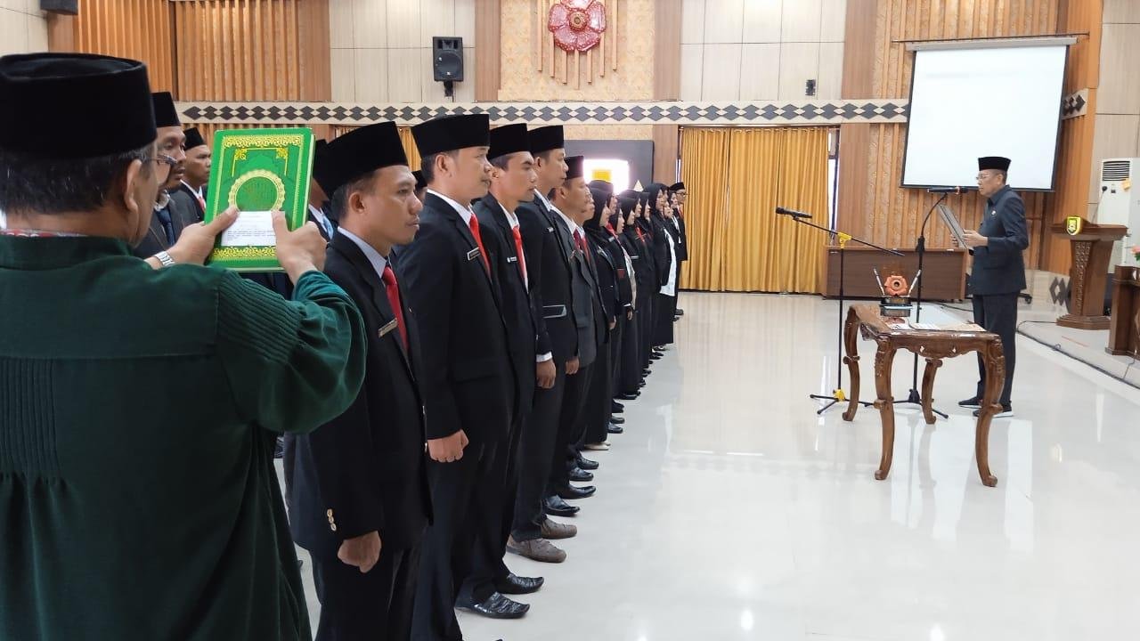 Sekdaprov Bengkulu, Isnan Fajri melantik sebanyak 99 pejabat fungsional dilingkup Pemprov Bengkulu.(Foto/Ist)