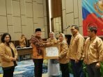 penghargaan kurikulum merdeka Gubernur Bengkulu, Rohidin Mersyah menyerahkan piagam penghargaan kepada salah seorang peserta kegiatan refleksi dan apresiasi Merdeka Belajar Tahun 2023, diselenggarakan Badan Penjaminan Mutu Pendidikan (BPMP) Provinsi Bengkulu.(Foto/Ist)