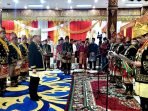 Gubernur Bengkulu, Rohidin Mersyah mendapat anugerah sebagai anggota kehormatan Lembaga Adat Melayu Jambi dengan sebutan Datuk Rohidin oleh Gubernur Jambi, AL Haris.(Foto/Ist)