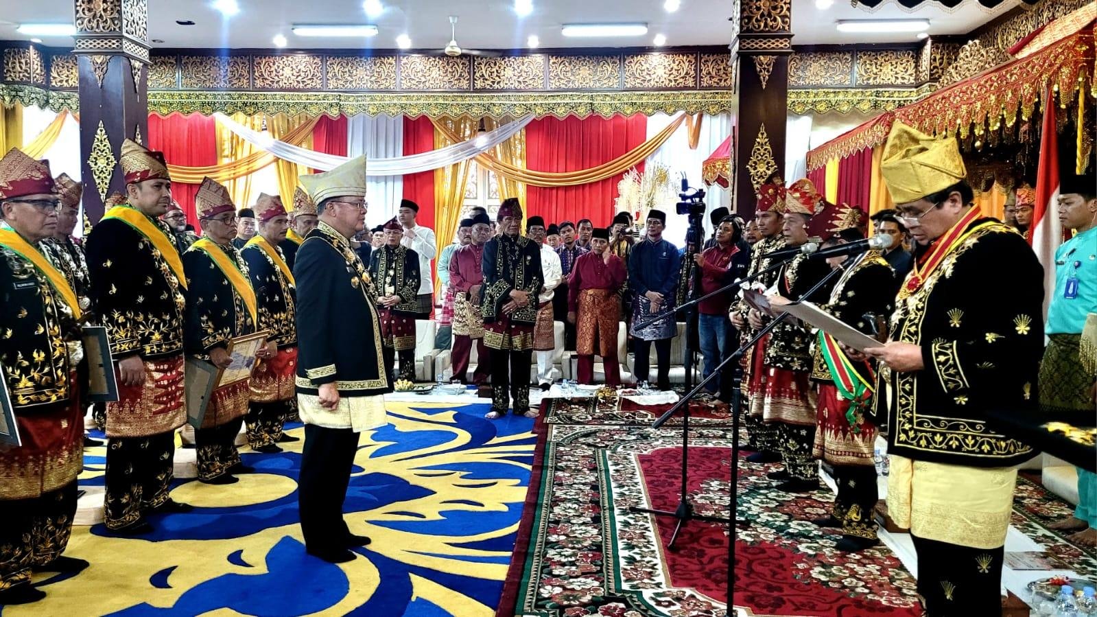 Gubernur Bengkulu, Rohidin Mersyah mendapat anugerah sebagai anggota kehormatan Lembaga Adat Melayu Jambi dengan sebutan Datuk Rohidin oleh Gubernur Jambi, AL Haris.(Foto/Ist)