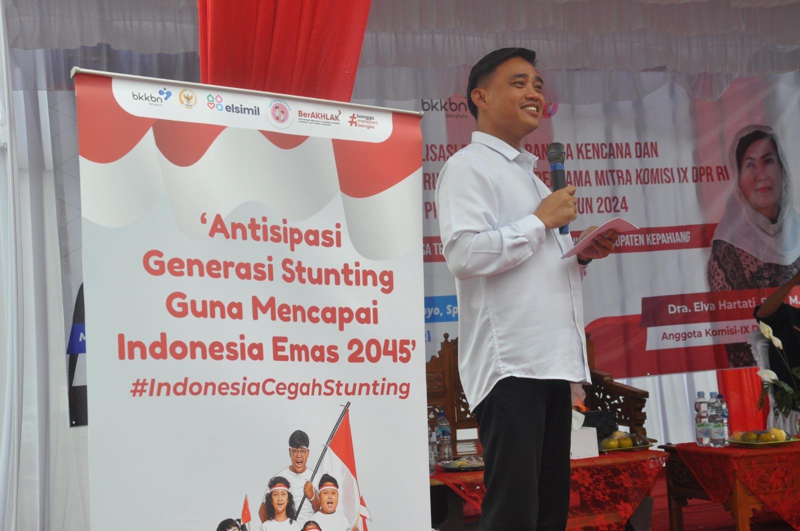 Plt Kepala Perwakilan BKKBN Bengkulu, Iqbal Apriansyah memberikan sambutan pada acara sosialisasi stunting di Desa Tebat Mono, Kabupaten Kepahiang.(Foto HB/Idris)