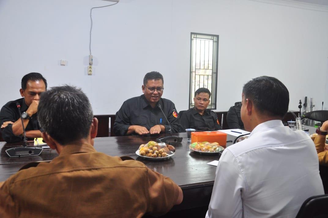 Plt Kepala BKKBN Bengkulu, Iqbal Apriansyah (kemeja putuh) dan rombongan melakukan silaturahmi dengan Ketua Bawaslu Provinsi Bengkulu, Faham Syah terkait kegiatan sosialisasi program penurunan stunting di Bengkulu melibat anggota Komisi IX DPR-RI dari Dapil Bengkulu, Eva Hartati.(Foto HB/Idris)