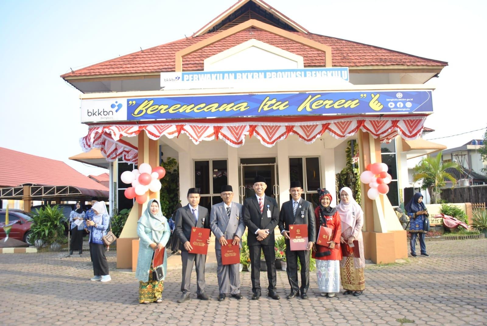 Plt Kepala BKKBN Bengkulu, Iqbal Apriansyah (keempat dari kiri) foto bersama pada sebuah acara yang digelar di kantor BKKBN setempat.(Foto HB/Idris)