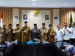 Anggota Senator atau DPD-RI Dapil Bengkulu, Ahmad Kenedi foto bersama Sekda Isnan Fajri dan sejumlah Kepala OPD dilingkup Pemprov Bengkulu ketika melakukan kunjungan kerja ke Pemprov Bengkulu, awal pekan ini.(Foto/Ist)