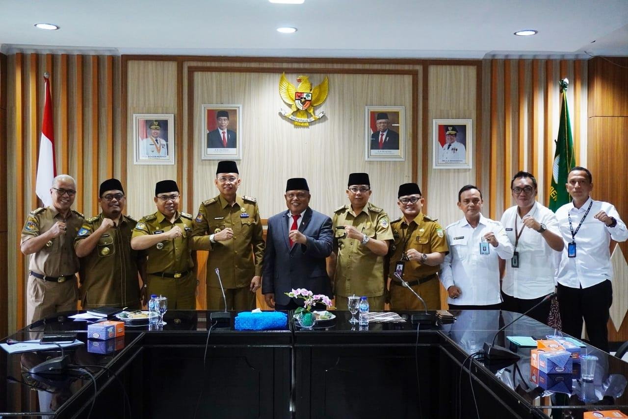 Anggota Senator atau DPD-RI Dapil Bengkulu, Ahmad Kenedi foto bersama Sekda Isnan Fajri dan sejumlah Kepala OPD dilingkup Pemprov Bengkulu ketika melakukan kunjungan kerja ke Pemprov Bengkulu, awal pekan ini.(Foto/Ist)