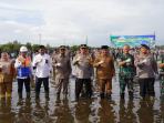 Wakil Gubernur Bengkulu, Rosjonsyah foto bersama para pejabat dan anggota Forkopimda Bengkulu pada acara gerakan tanam serentak pohon mangrove dan cemara sebanyak 1.100 batang di kawasan pelabuhan Pulau Baai, Kota Bengkulu.(Foto/Ist)
