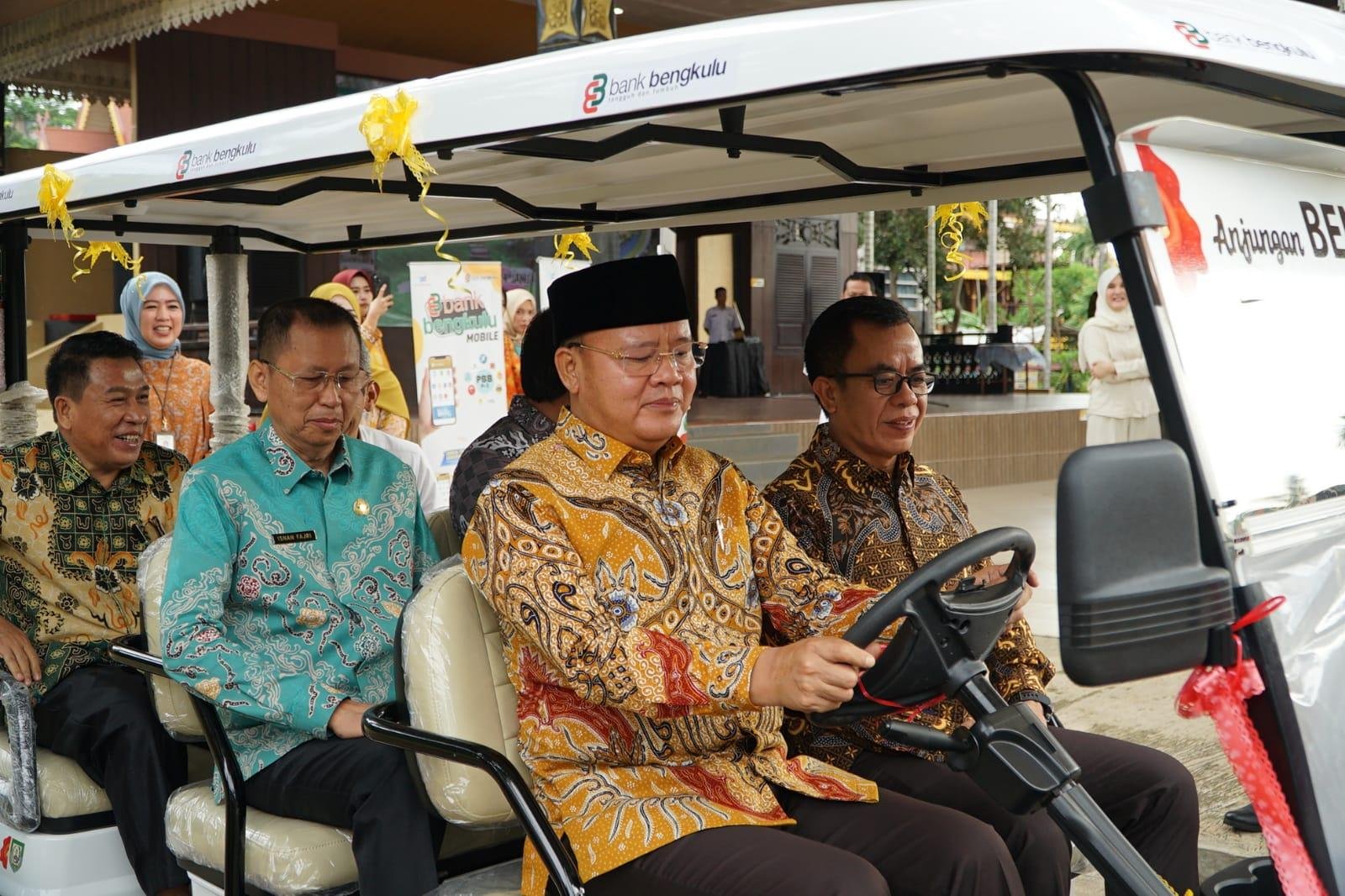 Gubernur Bengkulu Kendaraan Listirk Gubernur Bengkulu, Rohidin Mersyah, Sekdaprov Bengkulu, Isnan Fajri, dan Dirut Bank Bengkulu mencoba kendaraan listrik bantuan Bank Bengkulu Cabang Jakarta untuk Anjungan Pemprov Bengkulu di Taman Mini Indonesia Indah (TMII) Jakarta.(Foto/Ist)