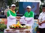 Gubernur Bengkulu, Rohidin Mersyah menghadiri acara hari ulang tahun (HUT) SMAN 5 Kota Bengkulu ke-22 tahun 2024. Tampak Rohidin(kiri) menyalami Kepala SMAN 4, Eka Saputra sebelum melakukan pemotongan tumpeng.(Foto/Ist)