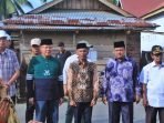 Gubernur Bengkulu, Rohidin Mersyah didampingi Sekdaprov Isnan Fajri (paling kiri) foto bersama tokoh masyarakat saat melakukan kunjungan kerja ke salah satu kecamatan di Bengkulu Selatan.(Foto/Ist)
