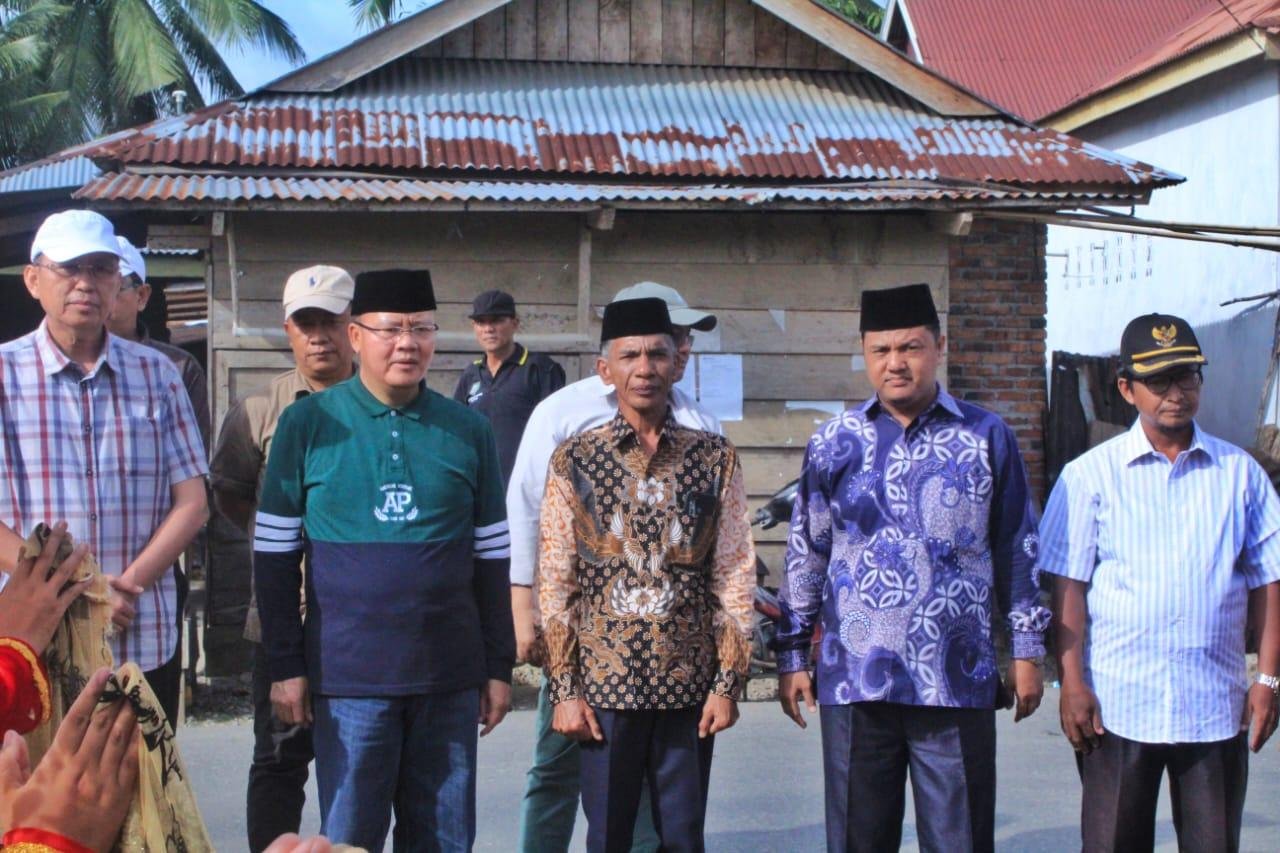 Gubernur Bengkulu, Rohidin Mersyah didampingi Sekdaprov Isnan Fajri (paling kiri) foto bersama tokoh masyarakat saat melakukan kunjungan kerja ke salah satu kecamatan di Bengkulu Selatan.(Foto/Ist)