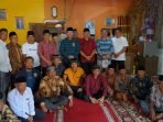 Gubernur Silaturahmi Tokoh Masyarakat Lembak Gubernur Bengkulu, Rohidin Mersyah didampingi Asisten II Pemprov Bengkulu, RA Deni foto bersama tokoh masyarakat saat berkunjung ke Desa Apur, Kecamatan Sindang Belitu Ulu (SBU), Kabupaten Lebong, pekan lalu.(Foto/Ist)