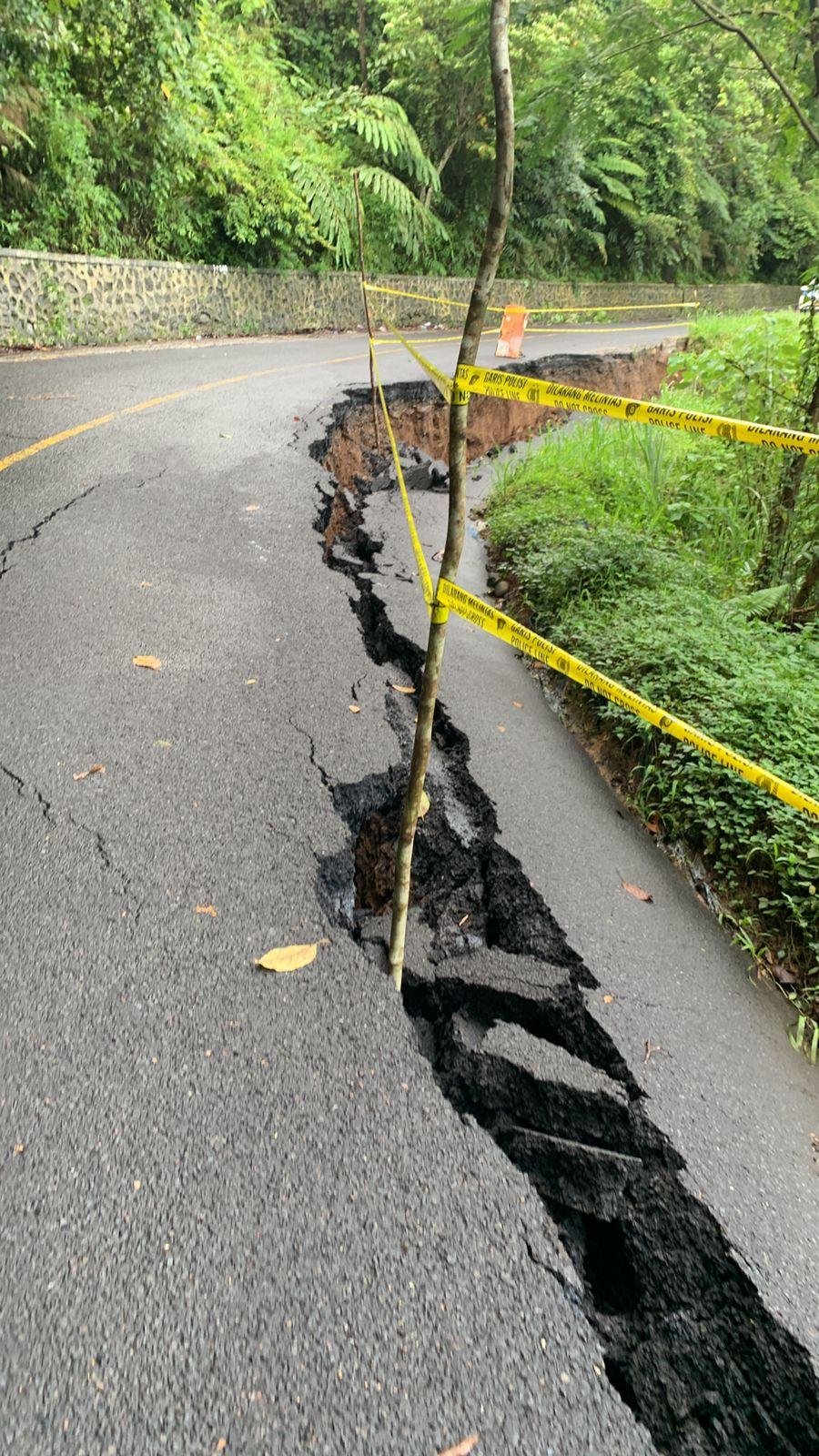 Jalan Liku Sembilan Amblas Bengkulu Tengah Badan jalan ruas Bengkulu-Kepahiang, persisnya di liku sembilan, Kecamatan Tabah Penanjung amblas diduga akibat hujan lebat melanda wilayah ini pada Jumat malam. Arus lalu lintas di jalan ini dilakukan sistem buka tutup atau satu arah guna menghindari hal-hal yang tidak ingin terjadi terhadap masyarakat yang melintasi jalan tersebut.(Foto/Ist)
