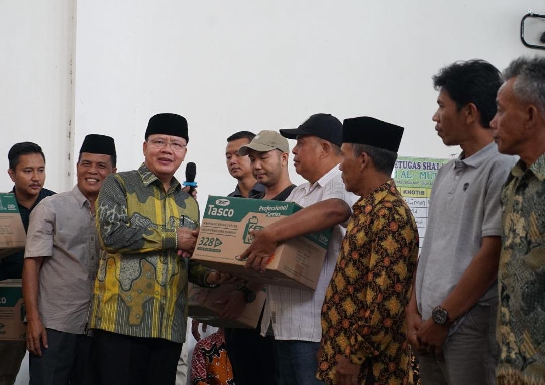 Gubernur Bengkulu, Rohidin Menyerahkan bantuan Alsintan kepada kelompok tani di Kecamatn Ujan Mas, Kabupaten Kepahiang, Bengkulu guna meningkatkan produksi hasil panen petani setempat.(Foto/Ist)