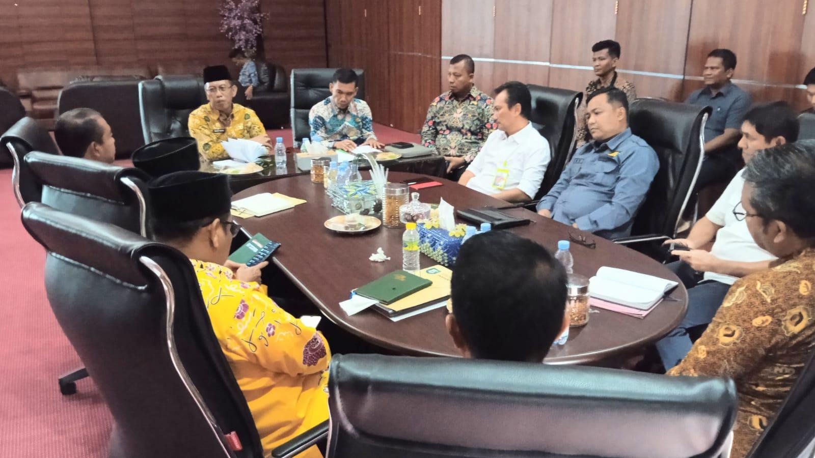 Asisten III Pemprov Bengkulu, Nandar Munadi didampingi Kepala Dinas PUPR Bengkulu, Tejo Suroso memimpin rapat terkait kelancaran pengangkutan meterial proyek stategis nasional ke Pulau Enggano, Bengkulu Utara.(Foto/Ist)