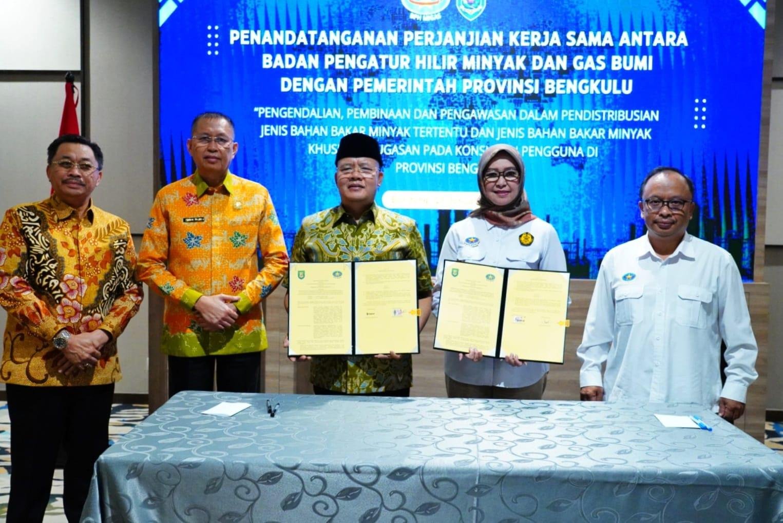 Gubernur Bengkulu, Rohidin Mersyah didampingi Sekdaprov Bengkulu, Isnan Fajri dan Asisten II, RA Deny foto bersama pejabat BPH Migas usai melakukan penandatangan naskah kerja sama antara Pemprov Bengkulu dengan BPH Migas terkait pengawasan pendistribusian BBM subsidi.(Foto/Ist)