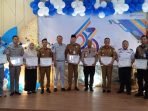 Piagam Penghargaan Jasa Raharja Sekdaprov Bengkulu, Isnan Fajri dan beberapa pimpinan OPD dilingkup Pemprov Bengkulu dan instansi lainnya menerima piagam penghargaan dari PT Jasa Raharja sebagai ucapan terima kasih atas kerja sama yang mereka jalin selama ini.(Foto/Ist)