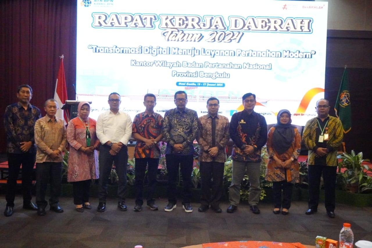 Asisten I Pemprov Bengkulu, Khairil Anwar foto bersama usai membuka rapat kerja (Raker) Kanwil Badan Pertanahan Nasional (BPN) Bengkulu untuk mematangkan program kerja 2024.(Foto/Ist)