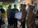 Gubernur Bengkulu, Rohidin Mersyah menyerahkan santunan kecelakaan kerja dari BPJS kepada ahli waris salah seorang petani yang meninggal dunia akibat kecelakaan kerja sebesar Rp 42 juta.(Foto/Ist)