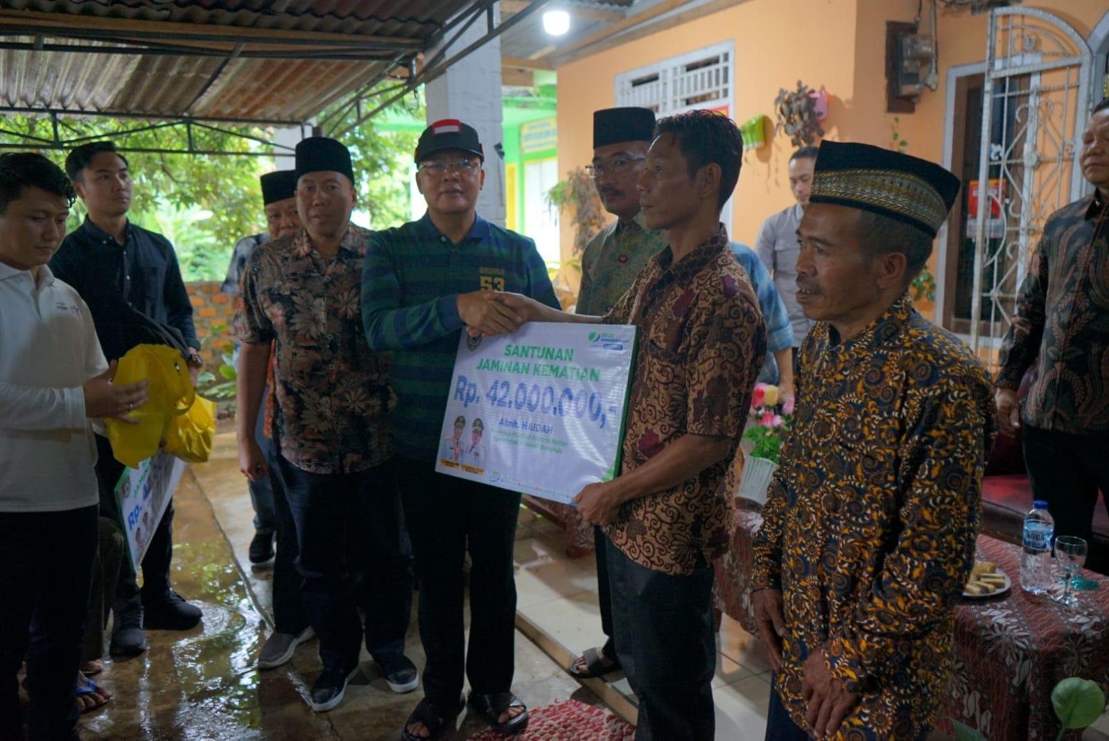 Gubernur Bengkulu, Rohidin Mersyah menyerahkan santunan kecelakaan kerja dari BPJS kepada ahli waris salah seorang petani yang meninggal dunia akibat kecelakaan kerja sebesar Rp 42 juta.(Foto/Ist)