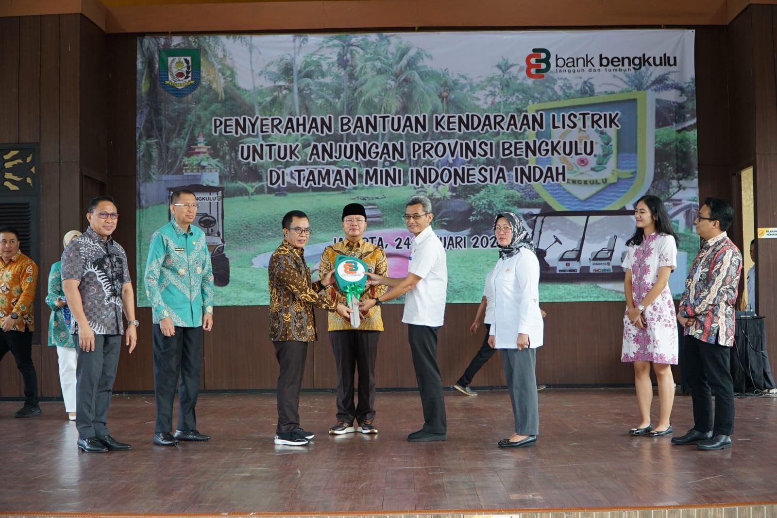 Dirut Bank Bengkulu menyerahkan kunci kendaraan listrik kepada Gubernur Bengkulu, Rohidin Mersyah di Jakarta. Kendaraan listrik bantuan dari Bank Bengkulu Cabang Jakarta untuk Anjungan Pemprov Bengkulu di Taman Mini Indonesia Indah (TMII) Jakarta.
