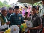 Serahkan Kunci Rumah Layak Huni Gubernur Bengkulu, Rohidin Mersyah menyerahkan kunci rumah layak huni kepada salah seorang warga penerima di Kabupaten Rejang Lebong. Dana perbaikan rumah layah huni ini bersumber dari bantuan Baznas Provinsi Bengkulu.(Foto/Ist)