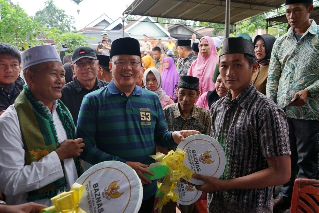 Gubernur Bengkulu, Rohidin Mersyah menyerahkan kunci rumah layak huni kepada salah seorang warga penerima di Kabupaten Rejang Lebong. Dana perbaikan rumah layah huni ini bersumber dari bantuan Baznas Provinsi Bengkulu.(Foto/Ist)
