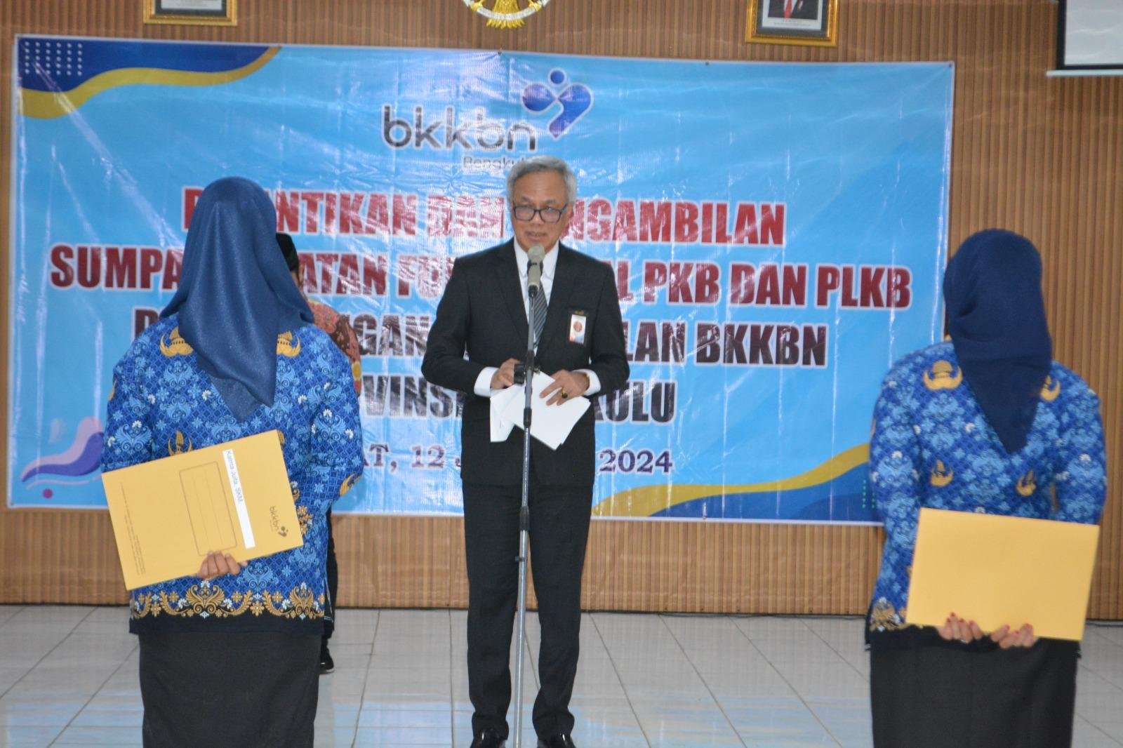 Sestama BKKBN Lantik PKLB Sekretaris Utama (Sestama) BKKBN Pusat, Tavif Agus Rayanto memberikan sambutan saat melantik ASN PKLB BKKBN Provinsi Bengkulu.(Foto HB/Idris)