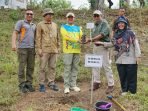 Tanam Kayu Tahura Bengkulu Gubernur Bengkulu, Rohidin Mersyah foto bersama Staf Ahli Menteri LHK, Hudoyo (kedua dari kiri), Kepala Dinas LHK Bengkulu, Syafnizar (paling kiri), Kepala Balai Pengelolaan Daerah Aliran Sungai (BPDAS) Ketahun, Sigit Haryadi (kedua diri) pada acara penanaman ratusan pohon buah dan kayu di Taman Hutan Raya (Tahura) Raja Lelo, Bengkulu.(Foto/Ist)
