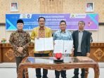 Gubernur Bengkulu, Rohidin Mersyah foto bersama seusai menyaksikan penandatangan naskah kerja sama pendirian prodi dokter spesialis di Universitas Bengkulu (Unib) dengan Universitas Sriwijaya (Unsri) Palembang, RSUD Yunus Bengkulu dan RSU M Hoesin Palembang. (Foto/Ist)