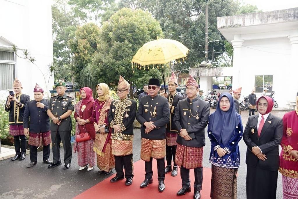Wagub HUT Kepahiang Wakil Gubernur Bengkulu, Rosjonsyah diapit Bupati Kepahiang, Hidayatullah Sjahid dan Wakil Bupati, Zurdi Nata foto bersama pada acara Rapat Paripurna DPRD setempat dalam rangka memperingati HUT ke-20 Kabupaten Kepahiang.(Foto/Ist)
