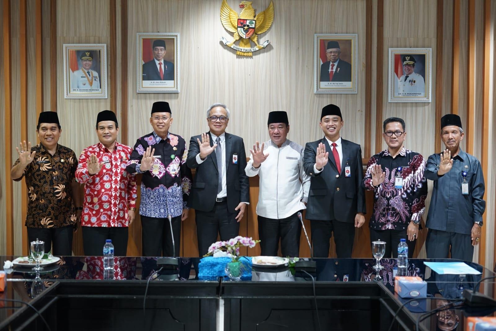 Wakil Gubernur Bengkulu,Rosjonsyah foto bersama Sestama BKKBN Pusat, Tavif Agus Rayanto (ketiga kiri), Sekda Provinsi Bengkulu, Isnan Fajri, Kepala Dinkes Bengkulu, Herwanan Antoni, Plt Kepala BKKBN Bengkulu, Iqbal Apriansyah (ketiga dari kanan) dan pejabat dari instansi terkit usai menggelar rapat koordinasi penurunan stantung di Bengkulu.(Foto/Ist)