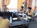 Asisten I Pemprov Bengkulu, Khairil Anwar (kiri) didampingi Kepala Diknas Bengkulu, Saidirman (kanan) memimpin rapat rencana membangun kembali SMKN 3 Kota Bengkulu terbakar beberapa waktu lalu.(Foto/Ist)