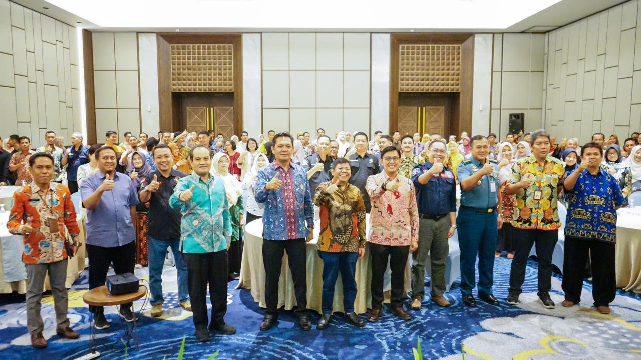 Dinkes Bengkulu EMT Kepala Dinkes Bengkulu, Herman Antoni foto bersama peserta kegiatan pemberdayaan dan peningkatan kapasitas Emergency Medical Team.(Foto/Ist)