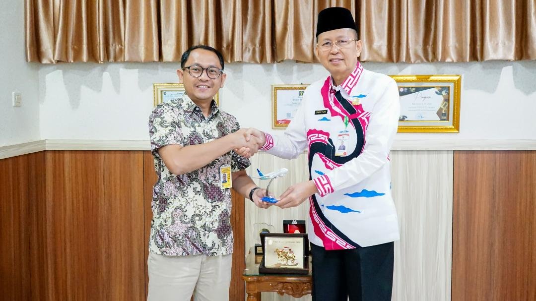 Sekdaprov Bengkulu, Isnan Fajri menerima audensi Kepala Cabang Garuda Bengkulu, Bobby Pratama Saragih.(Foto/Ist)