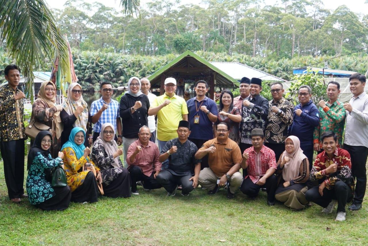 Gubernur Bersama Kepala Sekolah Gubernur Bengkulu Rohidin Mersyah foto bersama Kepala SMA/SMK di Kabupaten Mukomuko.(Foto/Ist)