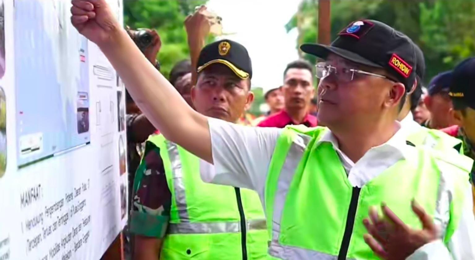 Gubernur Tinjau Proyek Nasional Gubernur Bengkulu, Rohidin Mersyah meninjau salah satu proyek strategis nasional di Bengkulu.(Foto/Ist)